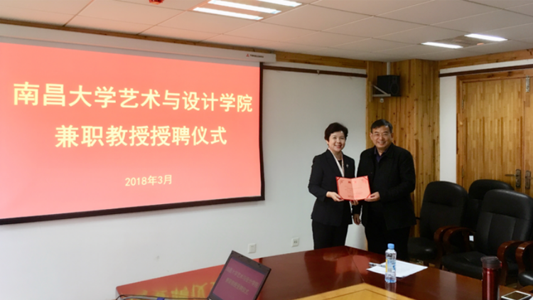 朱友林副校長為總裁張翠玲頒發聘書